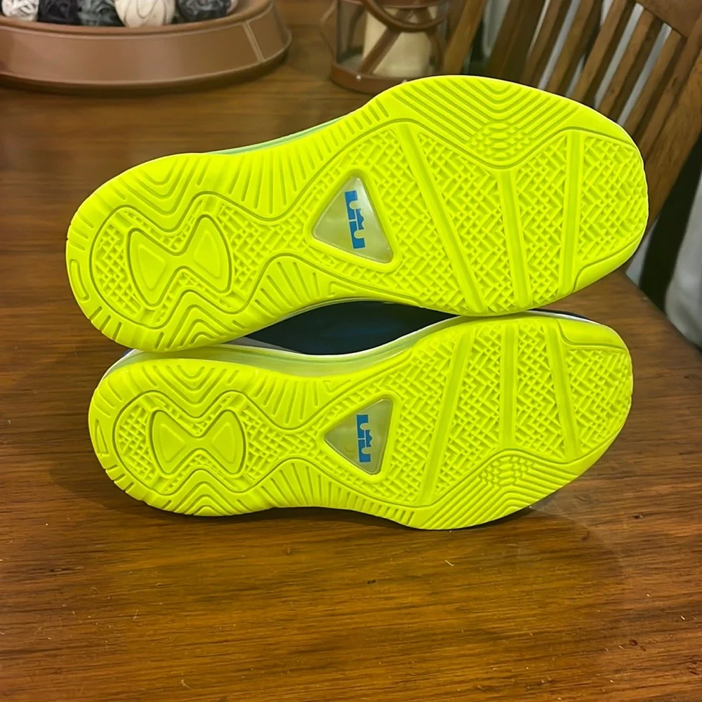 Nike Lebron XI Low Shoes Sneakers 644534 400 Boys Girls Youth Size 5.5Y Size 5.5